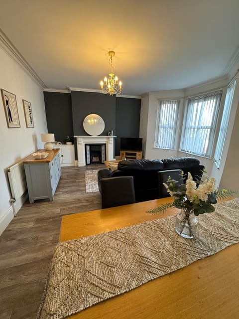 Handpost Heights Apartment in Newport