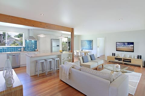 TV and multimedia, Kitchen or kitchenette, Living room, Dining area