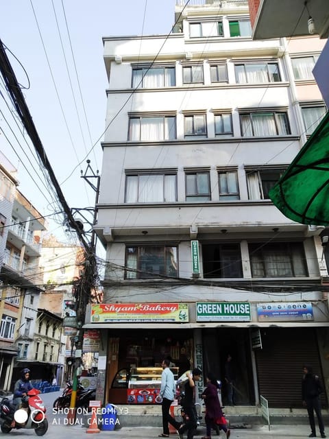 Property building, Facade/entrance, Property logo or sign, Neighbourhood, Shopping Area