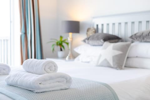 Bed, Bedroom, towels