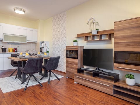 TV and multimedia, Living room, Seating area, Dining area