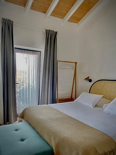 Property building, Bed, Bedroom