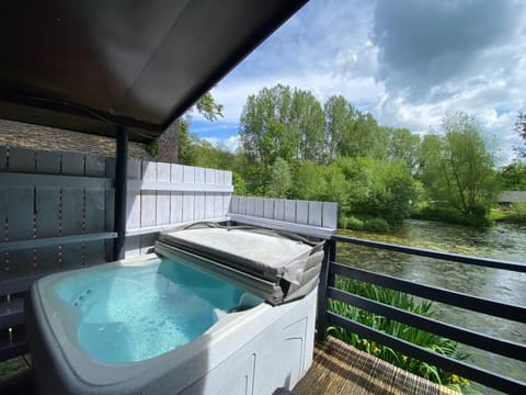 Magpie 1 Hot Tub HuntersMoon-Warminster-Bath-Wiltshire Chalet in Warminster