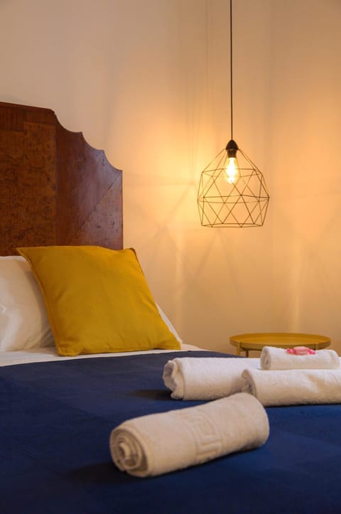 Bed, Photo of the whole room, Bedroom, bunk bed, towels