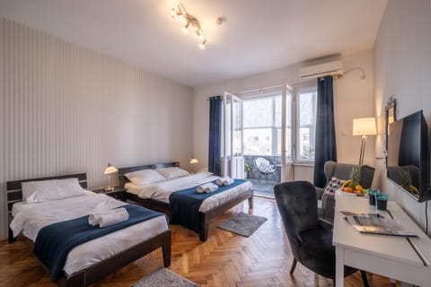Bed, TV and multimedia, Balcony/Terrace, Balcony/Terrace, Photo of the whole room, Bedroom, towels