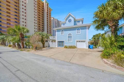 Property building, Day, Neighbourhood, Street view, Parking