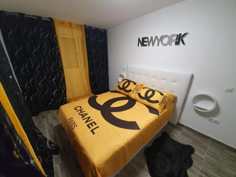 Photo of the whole room, Bedroom