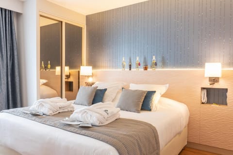 Bed, Massage, Photo of the whole room, Decorative detail, Bedroom