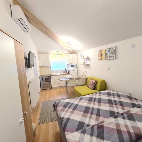 Bed, Photo of the whole room, Dining area, Bedroom