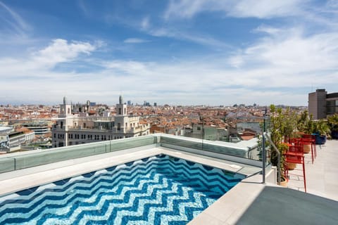 View (from property/room), Balcony/Terrace, City view, Pool view, Swimming pool, sunbed