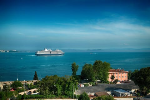 Nearby landmark, Restaurant/places to eat, Balcony/Terrace, City view, Sea view, Location