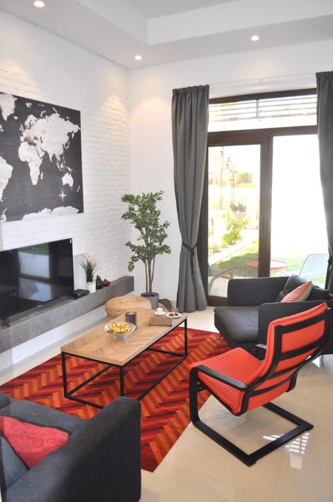 Patio, Garden, Living room, Photo of the whole room, Autumn, On site, Garden view, Mountain view