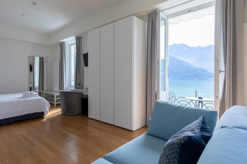 Photo of the whole room, Bedroom, Lake view