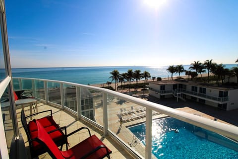 Balcony/Terrace, Sea view, Swimming pool, sunbed