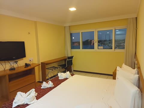 Bed, Natural landscape, TV and multimedia, Photo of the whole room, Bedroom