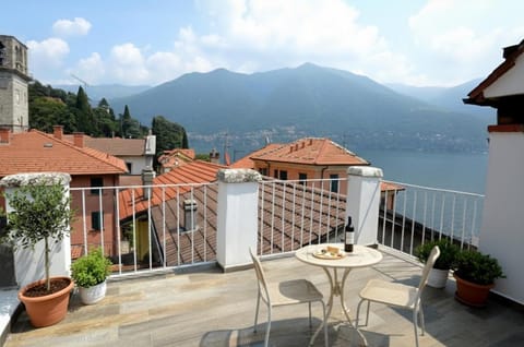 Property building, Natural landscape, View (from property/room), Balcony/Terrace, Dining area, Lake view, Breakfast