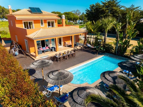 Property building, Patio, Day, Garden, Garden view, Pool view, Swimming pool, Parking, sunbed