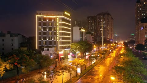 Property building, Nearby landmark, Night, Neighbourhood, City view, Street view