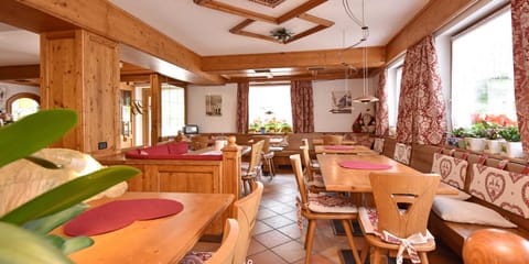 Restaurant/places to eat, Lounge or bar, Seating area