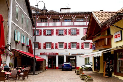 Facade/entrance, Bird's eye view