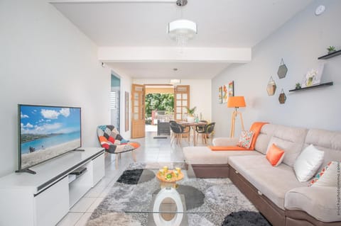 TV and multimedia, Living room, Decorative detail, Seating area