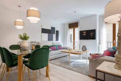 Property building, TV and multimedia, Living room, Seating area, Dining area