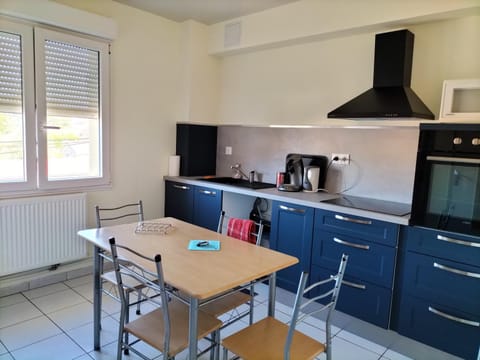 Coffee/tea facilities, Kitchen or kitchenette, Dining area, oven, pet friendly, stove, toaster