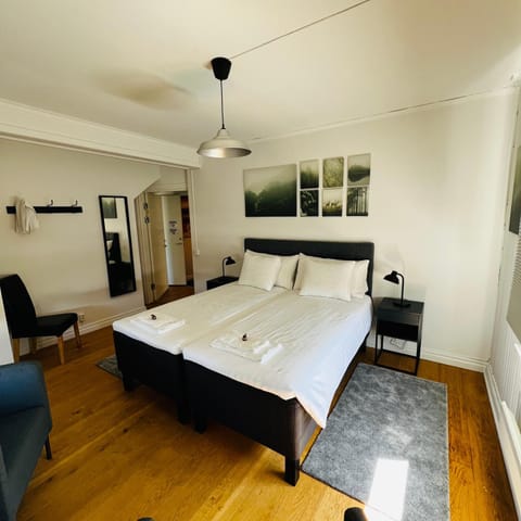 Photo of the whole room, Bedroom, towels