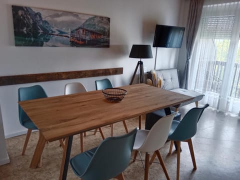 TV and multimedia, Living room, Seating area, Dining area