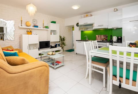 TV and multimedia, Kitchen or kitchenette, Living room, Seating area, Dining area