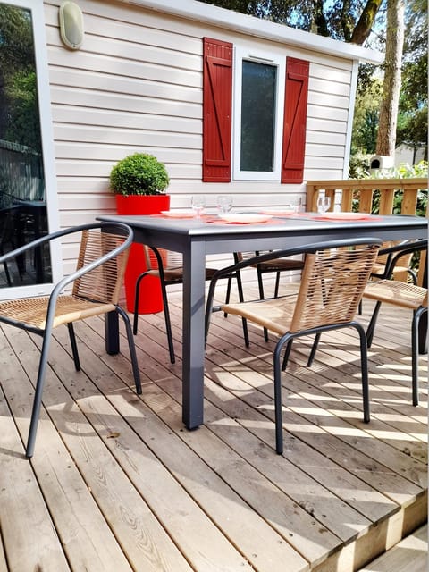 Property building, Patio, Balcony/Terrace, Dining area