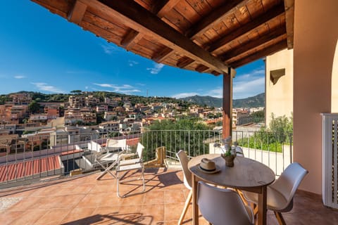 Property building, Balcony/Terrace, Living room
