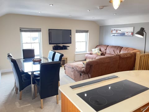 Property building, TV and multimedia, Kitchen or kitchenette, Living room, Seating area, Dining area