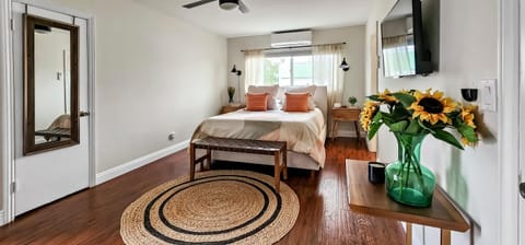Bed, TV and multimedia, Photo of the whole room, Bedroom