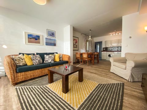 Kitchen or kitchenette, Living room, Seating area, Dining area, washing machine