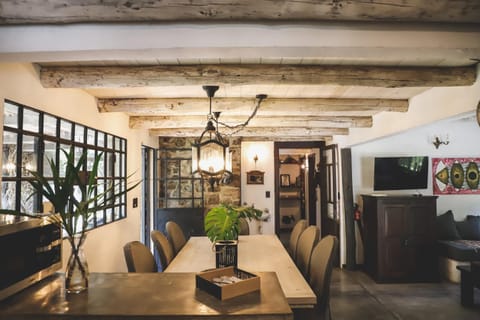TV and multimedia, Living room, Food and drinks, Seating area, Dining area, Food