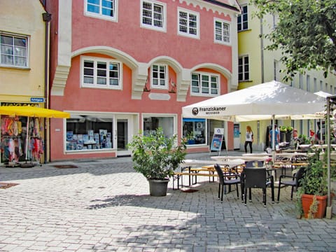 Property building, Restaurant/places to eat, City view, Location