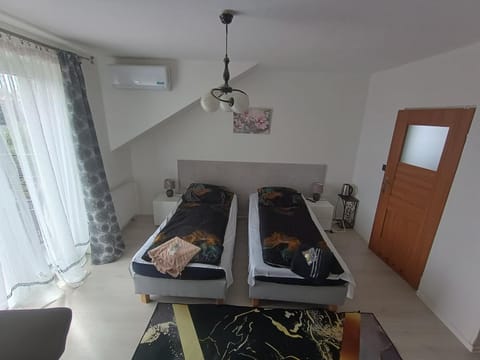 Bed, Living room, Photo of the whole room, Seating area, Bedroom, towels, air conditioner