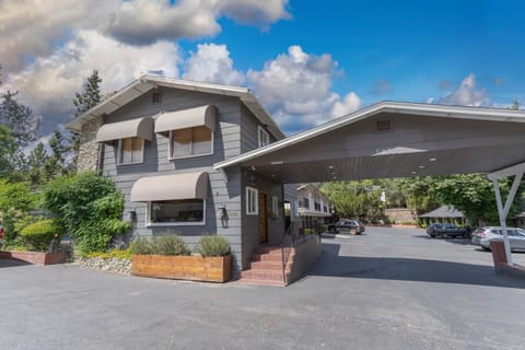 Property building, Facade/entrance, Lobby or reception, Parking