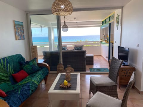 Natural landscape, TV and multimedia, Living room, Seating area, Sea view