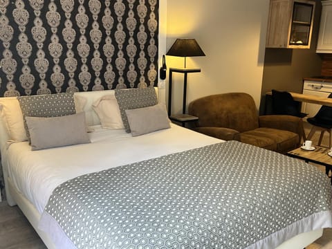 Bed, Living room, Photo of the whole room, Seating area, Bedroom