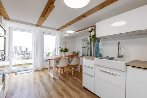 Kitchen or kitchenette, Dining area