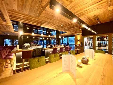 Restaurant/places to eat, Restaurant/places to eat, Lounge or bar