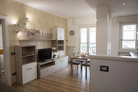 TV and multimedia, Kitchen or kitchenette, Living room, Seating area