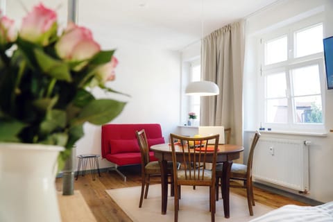 Living room, Photo of the whole room, Decorative detail, Seating area, Dining area
