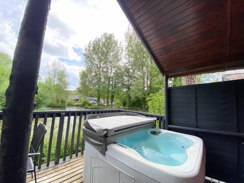 Otter 4 Hot Tub - HuntersMoon-Warminster-Bath-Salisbury Chalet in Warminster