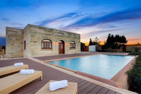 Day, Natural landscape, Pool view, Swimming pool, sunbed