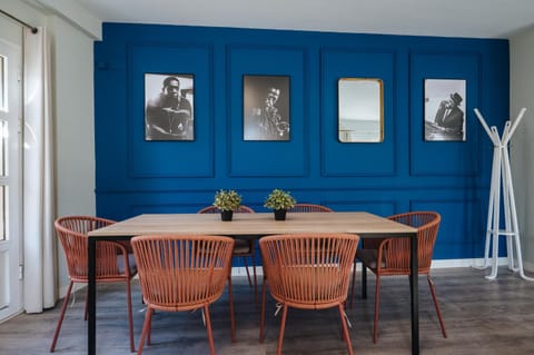 Seating area, Dining area