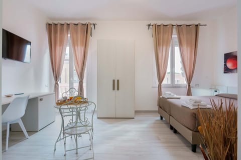 Bed, TV and multimedia, Photo of the whole room, Decorative detail, Bedroom, wardrobe