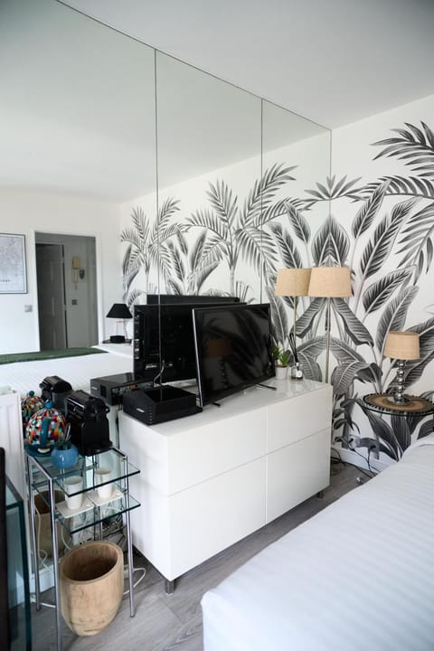 Beautiful modern fully furnished studio Apartment in Levallois-Perret